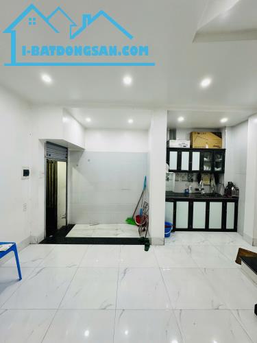 Bán nhà 3 tầng chắc chắn phố Dư Hàng