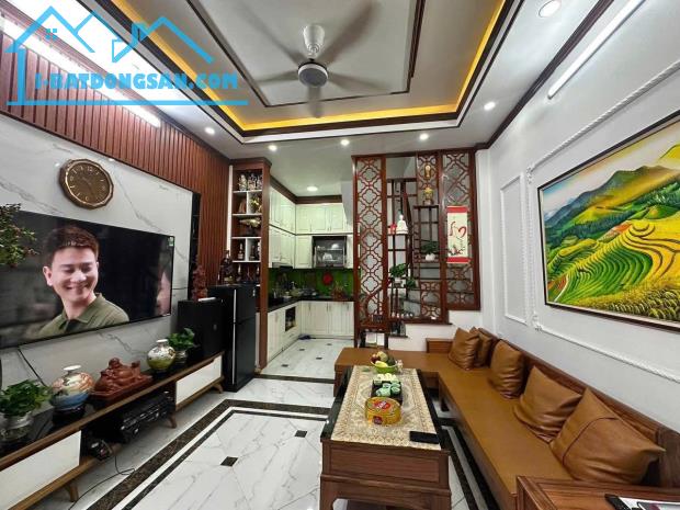 BÁN NHÀ GẦN PHỐ BẠCH MAI – THANH NHÀN, NGÕ THÔNG RẤT GẦN ĐƯỜNG Ô TÔ, NHÀ 5 TẦNG ĐẸP.