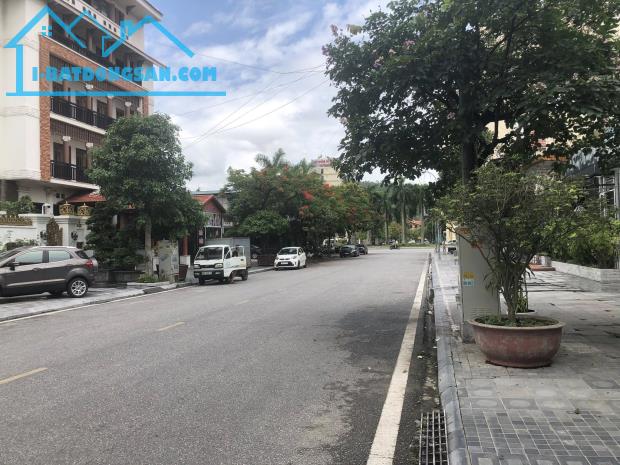 Bán đất khách sạn mặt đường Hoàng Quốc Việt trung tâm khu du lịch Bãi cháy