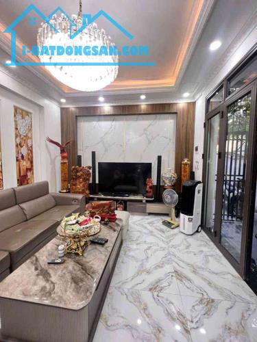Nhà Dân xây Độc lập Phủ Thượng Đoạn 65m2 lô góc thoáng sáng mát mẻ có sân công riêng