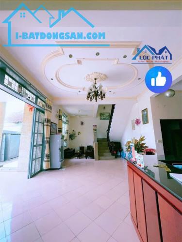 Bán Khách Sạn 1 trệt 2 lầu tại Phường Hóa An TP Biên Hòa dt 800m2 giá 30 tỷ