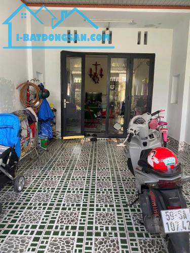 Bán nhà cấp 4 gác đúc gần nhà thờ Thái Hòa, Hố Nai 3, Trảng Bom, 300m2, giá 3 tỷ 100.