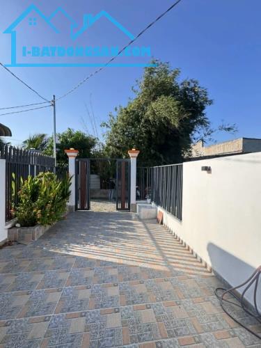 Bán nhà giá rẻ, sổ hồng riêng, 4,5x27 , nhà mới xây, đường xe hơi giá 1ty450 xã Đức Hòa Đô