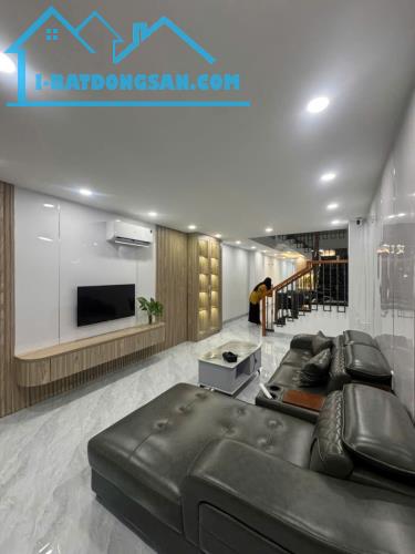 Bán nhà 2 tầng 97,4m2 hẻm ô tô Hoàng Diệu, gần trường học các cấp và cách biển 800m