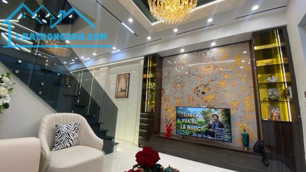 Bán Nhà Phố Hoàng Mai, đầu Trương Định - 40m2 x 4 Tầng - Sát phố - Nhà đẹp - Giá tốt