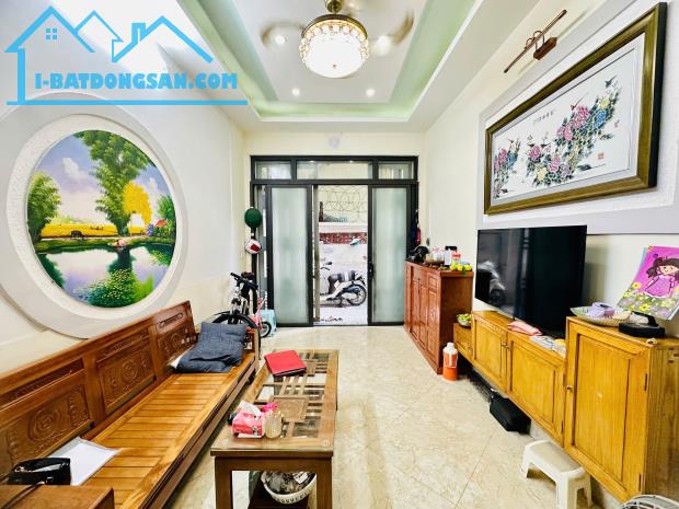 Bán nhà phố Lạc Long Quân 30m2, 5 tầng đẹp lô góc nhỉnh 9 tỷ cận kề Hồ Tây