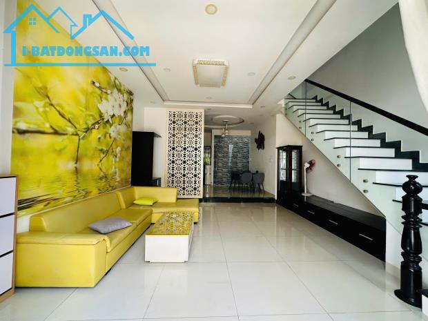Bán nhà 3 tầng 62,3m2 hẻm ô tô Cao Bá Quát, trung tâm Nha Trang ngay siêu thị Coopmart