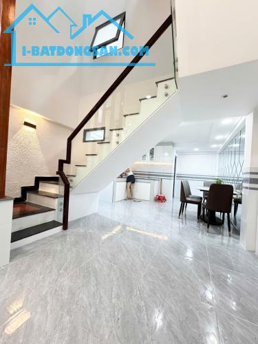 Nhà mới 3 tầng, hẻm thông xe hơi ngủ trong nhà, gần Aeon Tân Phú 54m², tiện ích 5.X tỷ.