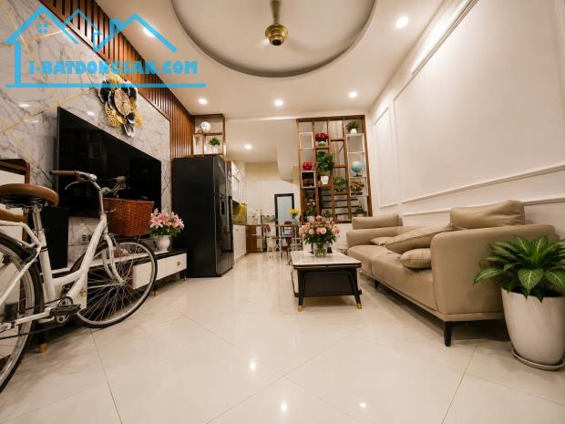 NHÀ NHỎ GỌN MỚI GỐC ĐỀ – 30M² × 5 TẦNG × MT 3.8M – Ô TÔ ĐỖ ĐÀU NGÕ - GẦN HỒ ĐỀN – 6.1 TỶ