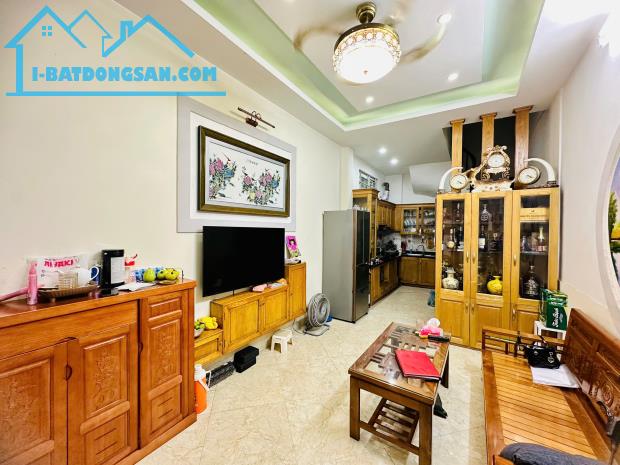 Hiếm phố Lạc Long Quân 30m2, 5 tầng lô góc đẹp long lanh nhỉnh 9 tỷ cận kề Hồ Tây