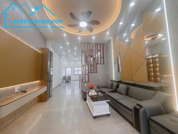 Bán nhà đường Hiệp Bình 60m2, 3 tầng 4PN, xe hơi đỗ cửa, giá 5.5 tỷ sát Phạm Văn Đồng