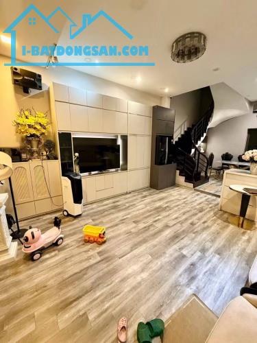 Phân Lô Trung Kính, 47m², 5 Tầng, MT 5m, Ô Tô Đỗ Cửa, 2 Thoáng, View Sân Trường, 21 Tỷ