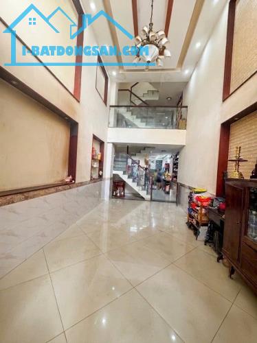 Nhà Tân Bình - Lạc Long Quân, 5 tầng - ngang 4m - dài 17m - hơn 9T. Nhiều PN ở ngay–VP KD
