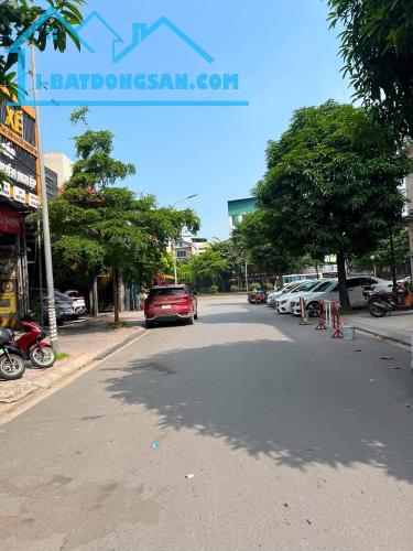 Nhà phố Trâu Quỳ đối diện khu shophouse Vin kinh doanh sầm uất