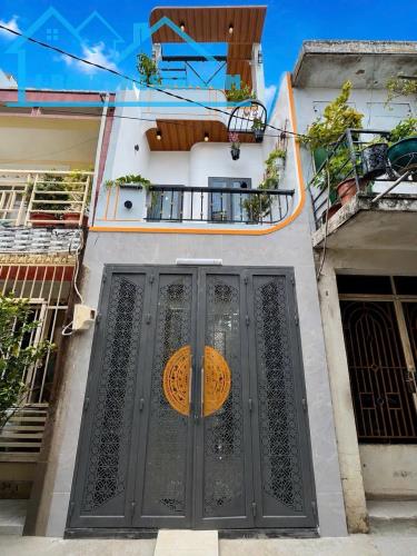 NHÀ MỚI ĐẸP 3 TẦNG KIÊN CỐ - 42M2 - CÓ 4 PHÒNG NGỦ - GẦN 4 XÃ - GIÁP TÂN PHÚ - HẺM TRƯỚC