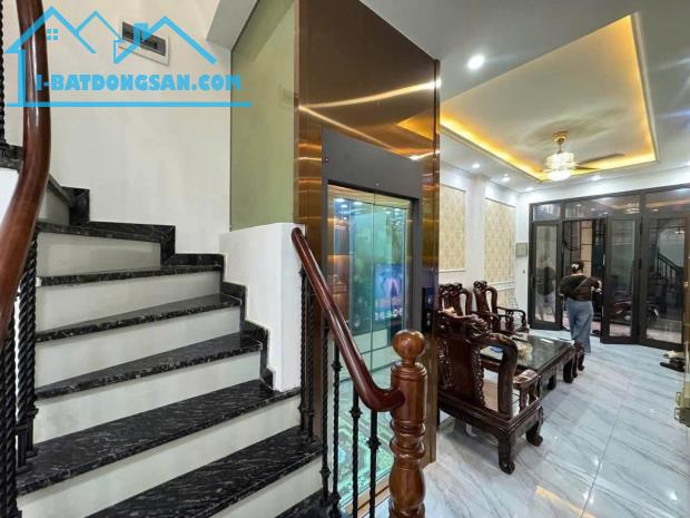 CẦN BÁN GẤP NHÀ THUỴ KHUÊ TÂY HỒ 45m2, 5 TẦNG MẶT TIỀN 4,9m GIÁ 15.8 TỶ THANG MÁY.