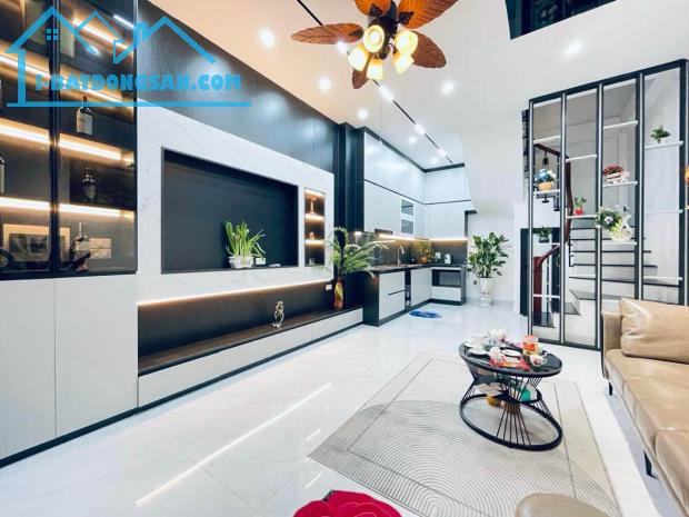 BÁN NHÀ GẦN PHỐ NGUYỄN CHÍNH – TÂN MAI, 5 TẦNG NỘI THẤT ĐẸP, NGÕ RỘNG GẦN ĐƯỜNG Ô TÔ.