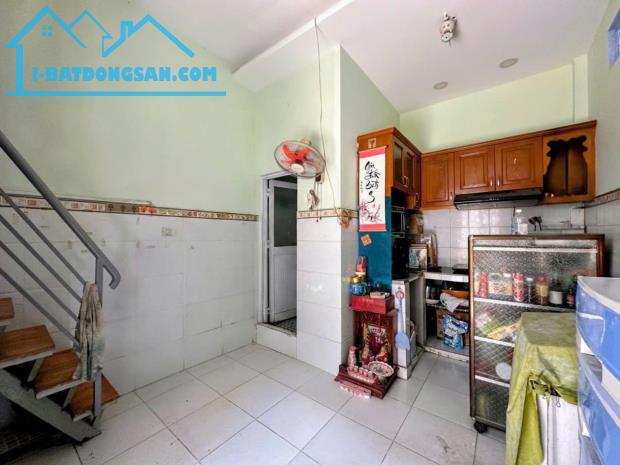 Nhà Tân Bình - Lạc Long Quân, 4 tầng - ở ngay - ngang hơn 3m - 64m2 - gần 3 tỷ.