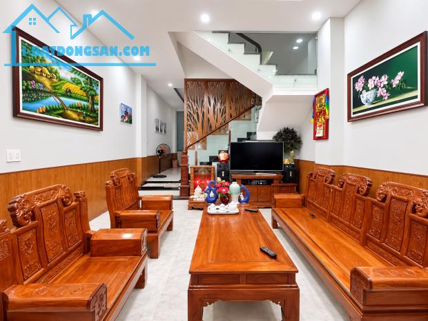 Bán nhà Phạm Văn Đồng, cầu Bình Triệu - đường 7m - xe 7 chỗ đỗ sân - giá 10.9 tỷ