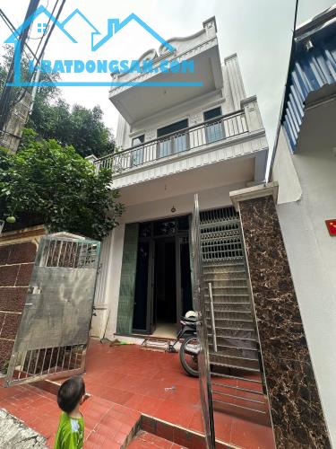 BÁN NHÀ DÂN XÂY 2 TỶ 750 TRIỆU, MẶT ĐƯỜNG GẦN CẦU SONG HÀO, 65 M2 x 2,5 TẦNG
