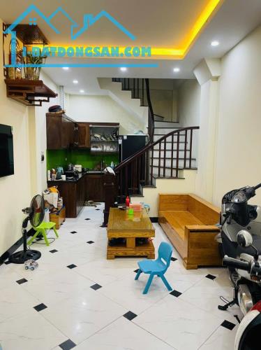 BÁN NHÀ GẦN PHỐ GIÁP BÁT – GIẢI PHÓNG, 5 TẦNG RẤT MỚI, GẦN ĐƯỜNG Ô TÔ.