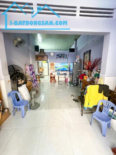 T2880* Nhà 90m2 N.Hậu 8m sát chợ Xóm Mới - Giá 5.x tỷ