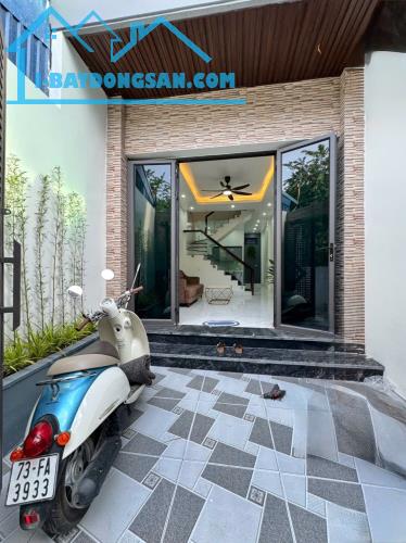 BÁN NHÀ 2 TỶ 650 TRIỆU, NGÕ NÔNG ĐƯỜNG NGUYỄN BÍNH , 52,9 M2 x 3,5 TẦNG
