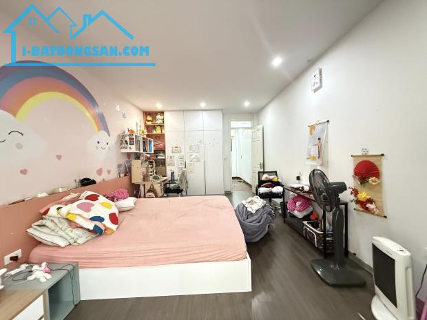 BÁN NHÀ 5 TẦNG RẤT ĐẸP, MẶT TIỀN RỘNG, Ô TÔ ĐỖ CỬA, RẤT GẦN MẶT PHỐ HOÀNG MAI.