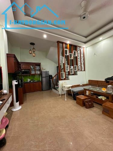 BÁN NHÀ 5 TẦNG RẤT ĐẸP, MẶT TIỀN RỘNG, Ô TÔ ĐỖ CỬA, RẤT GẦN MẶT PHỐ HOÀNG MAI.