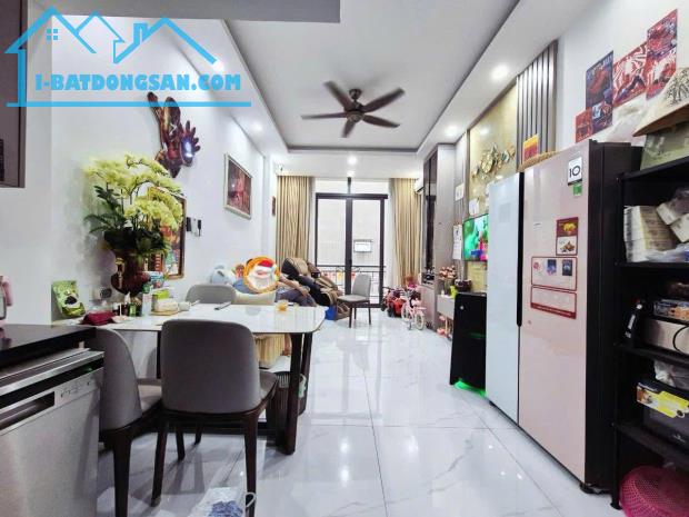 Hiếm phố Chùa Láng 30m2, 5 tầng, mặt tiền 3.8m Gara ô tô chỉ 10.6 tỷ trung tâm Đống Đa