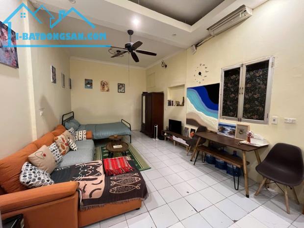 Bán căn hộ Tập thể tầng 1 Phố Hàng Vôi - Hoàn Kiếm - 40m2 - SDCC - Đang KD Homestays