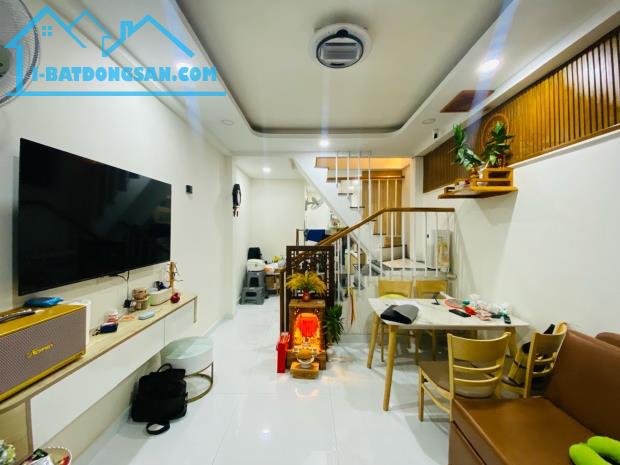 SIÊU PHẨM NHÀ ĐẸP MỚI Ở NGAY, SỔ A4, NGAY NGÃ TƯ HÀNG XANH - SÁT Q1 - 5.x TỶ - 0708987639