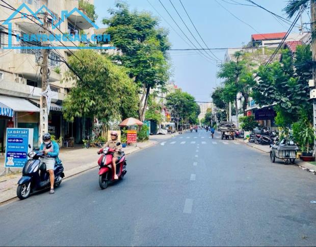 Nhà 2 tầng cách 1 căn ra mặt tiền đường Thống Nhất chỉ 2Đ hơn