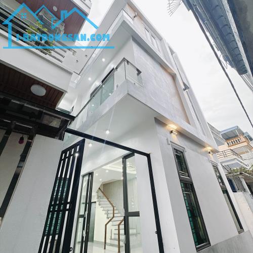 BÁN NHÀ 2 TỶ 800 TRIỆU, NGÕ NÔNG ĐƯỜNG TRẦN NHẬT DUẬT , 50 M2 x 3 TẦNG
