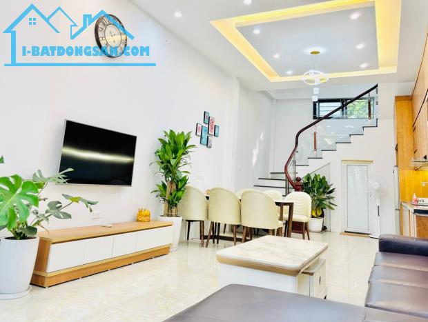 NHÀ ĐẸP 46M2*5T GIẢI PHÓNG, Ô TÔ TRÁNH, TƯƠNG LAI RA MẶT PHỐ
