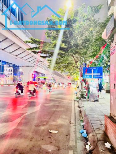 Bán Đất Tặng Nhà 3 Tầng MP Đại La 70M2 Lô Góc Vỉa Hè Đá Bóng Kinh Doanh Đỉnh Giá 34.5 Tỷ