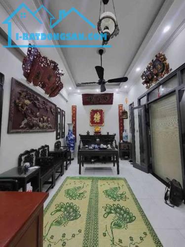 Bán nhà Giáp Bát, HN, DT 32 m2, 5 tầng, giá bán 8.8 tỷ 🔥Mô tả: Nhà gần bến xe Giáp Bát g