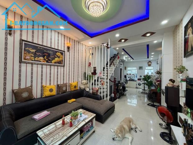NHÀ ĐẸP 3 TẦNG -4x15m-ĐỐI DIỆN UB Q.GÒ VẤP-VINCOM QUANG TRUNG–GẦN SÂN BAY-CHỈ 7.2 TỶ