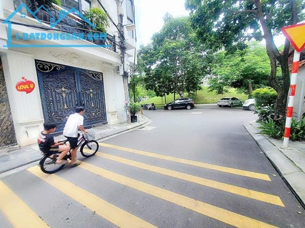 Bán nhà Ngọc Thuỵ,Long Biên 4 tầng,80m,mt4.5m vỉa hè,oto tránh nhỉnh 22 tỷ