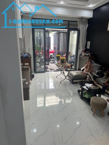 Bán nhà bên sông Phạm Văn Đồng, Gigamall - 5 tầng 6PN - đường phân lô 8m - giá 12 tỷ