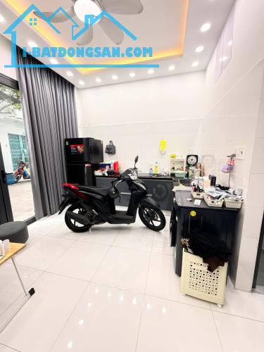 Bán gấp nhà ôtô đậu cửa gần khu Bàu Cát khu sầm uất, đủ tiện ích, gần sân bay chỉ 3.x tỷ.