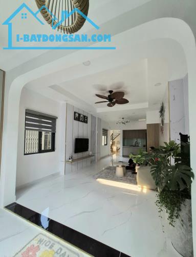 Bán gấp nhà mới siêu phẩm hẻm ôtô sát mặt tiền chợ vải Phú Thọ,nở hậu tặng nội thất 6.X T