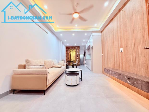 Bán Nhà Phố Đại La - Xây mới độc lập - 40m2 x 5 tầng Thang Máy, Đủ nội thất, Ko QH - SDCC