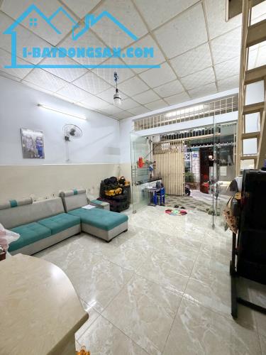 Bán gấp nhà hẻm xe hơi gần 5m ngay Hòa Bình, 3PN gần Đầm Sen, sầm uất, đủ tiện ích 5.X tỷ.