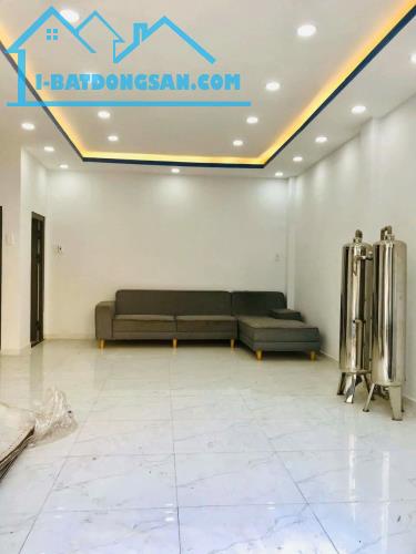 Bán gấp nhà hẻm ô tô vào nhà Âu Cơ 3 tầng, ngang 10m cực đẹp khu sầm uất chỉ 6.X tỷ. HOT.