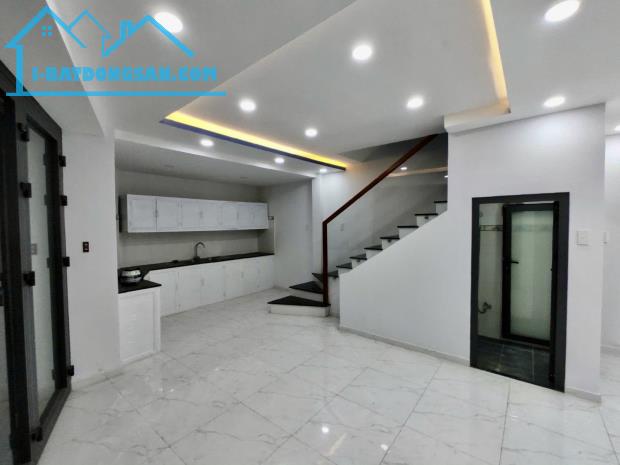 Bán gấp nhà hẻm ô tô vào nhà Âu Cơ 3 tầng, ngang 10m cực đẹp khu sầm uất chỉ 6.X tỷ. HOT.