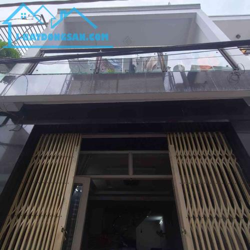 NHÀ GẦN MẶT TIỀN - SỐ VUÔNG ĐẸP CÒN MỚI VÔ Ở NGAY