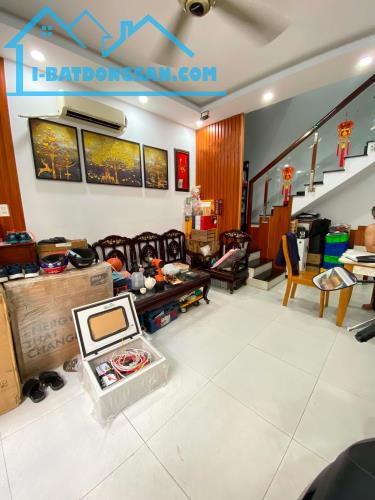 NGAY TÂY THẠNH TÂN PHÚ- NHÀ ĐẸP 2 TẦNG- SÁT HẺM XE TẢI THÔNG- 40M2 (4x10)- SHR. CHỈ 4.9 TỶ