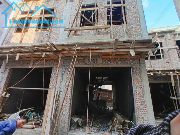 Chợ Cột Đèn -Dư Hàng, dãy 3 căn nhà 3 tầng xây mới, 42-53m2: 2tỷ99, ngõ trước nhà hơn 3m