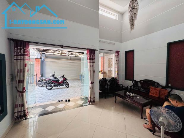 Bán Biệt thự đường Hiệp Bình gần Gigamall, DT 10x17, 3 tầng 5PN, giá 15.9 tỷ